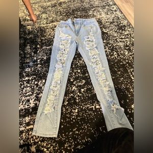 Women’s distressed jeans. (27)